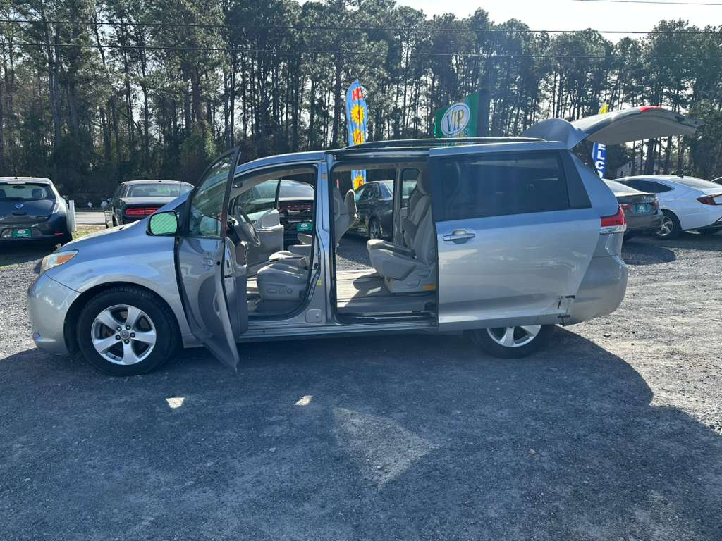 Toyota Sienna LE FWD 8-Passenger V6 2012