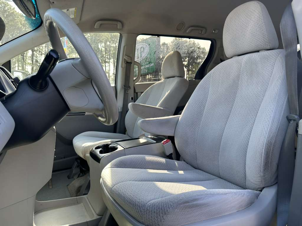 Toyota Sienna LE FWD 8-Passenger V6 2012