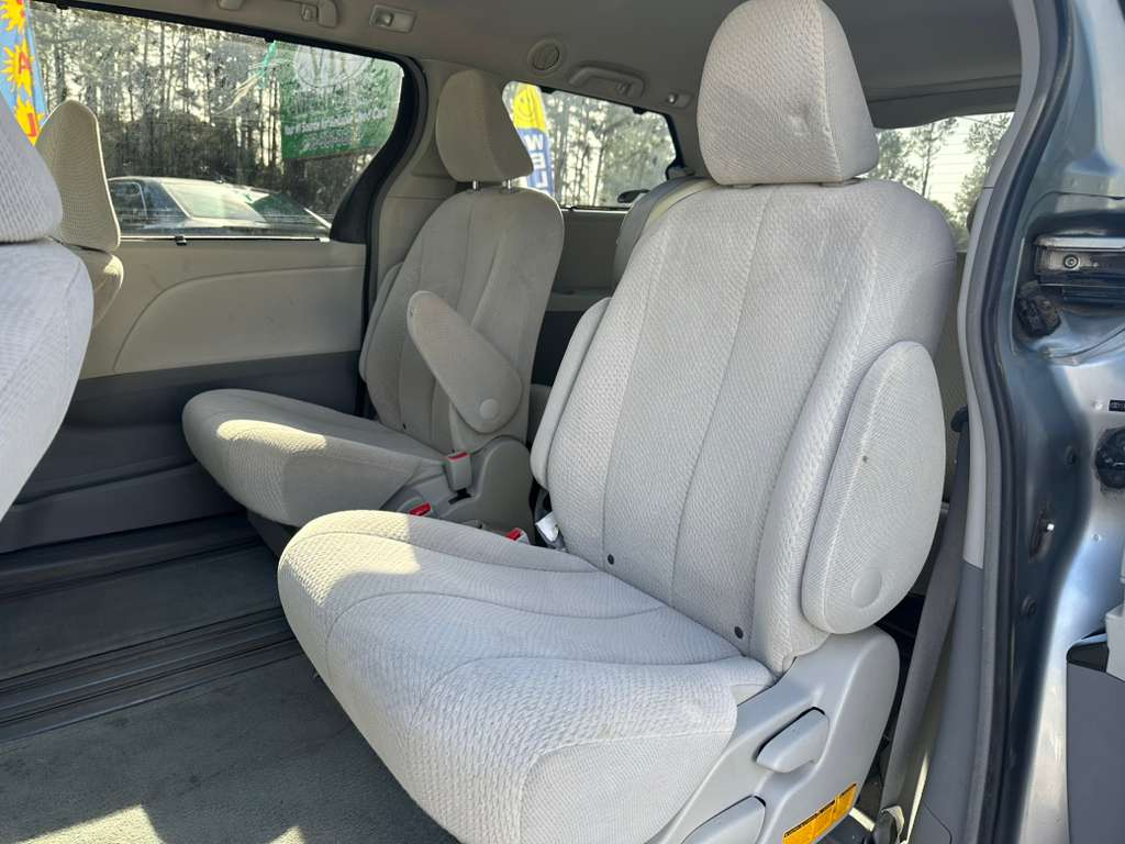 Toyota Sienna LE FWD 8-Passenger V6 2012