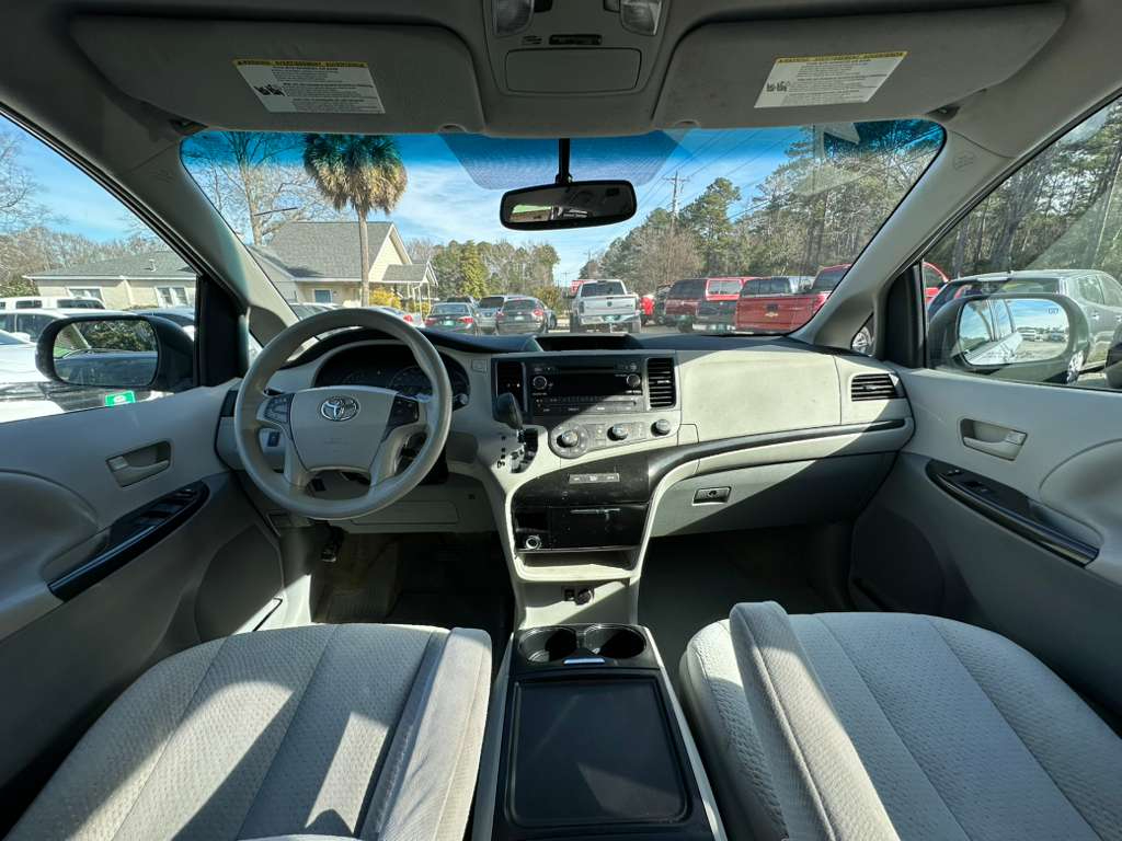 Toyota Sienna LE FWD 8-Passenger V6 2012