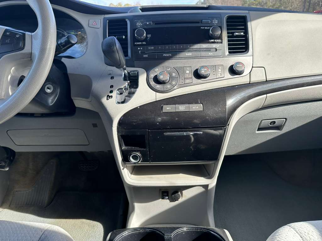 Toyota Sienna LE FWD 8-Passenger V6 2012