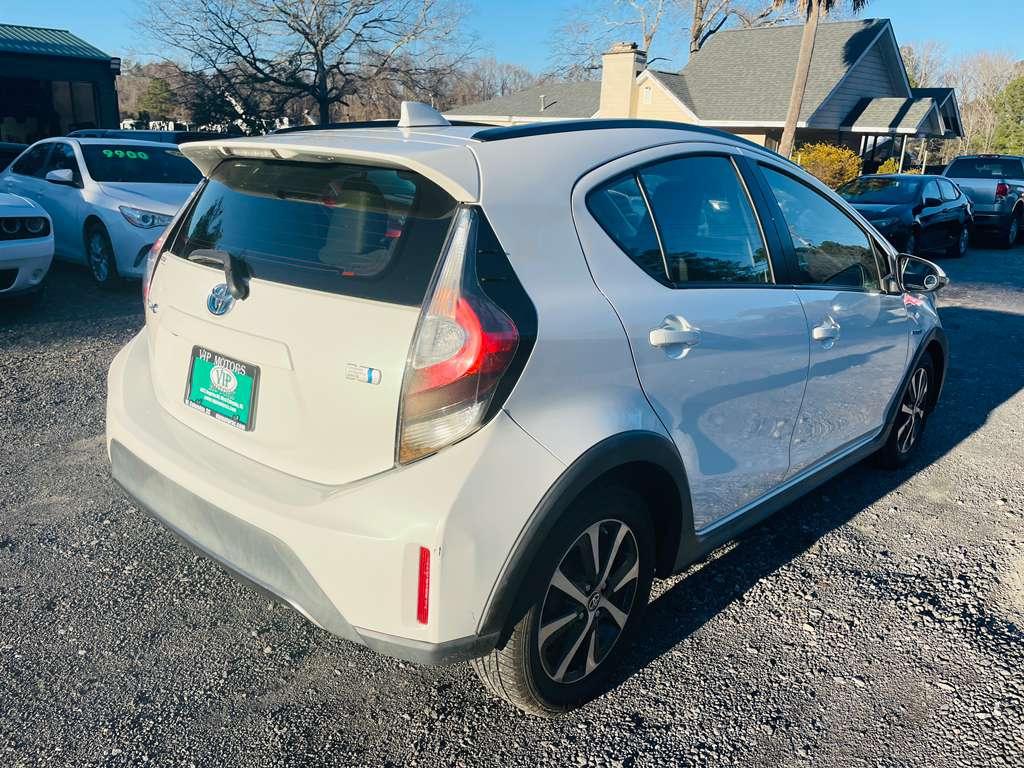 Toyota Prius c Four 2018
