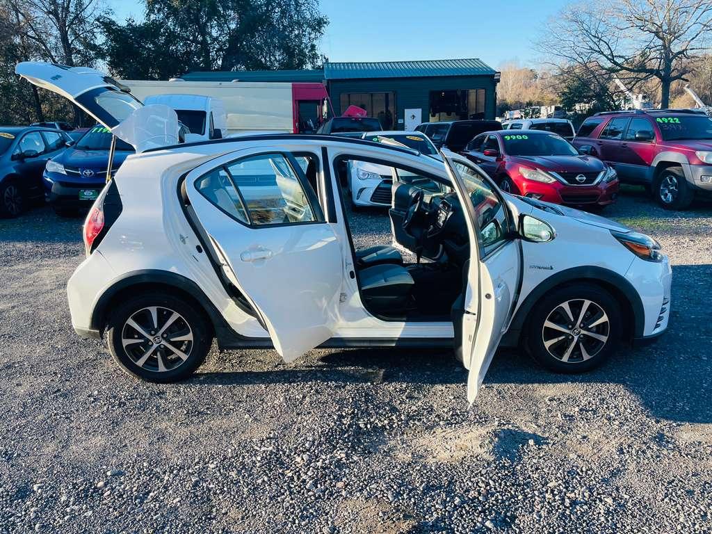 Toyota Prius c Four 2018