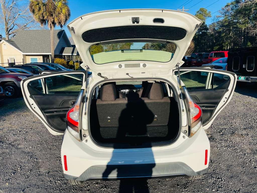 Toyota Prius c Four 2018