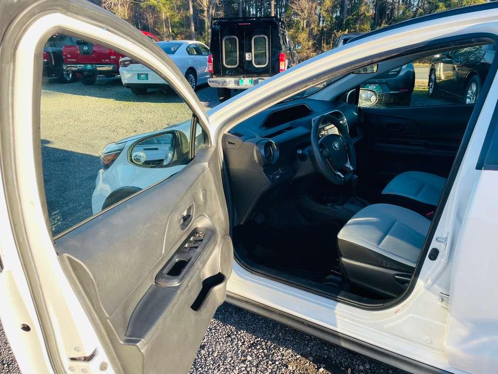 Toyota Prius c Four 2018