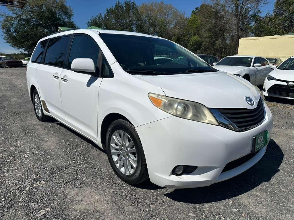 Toyota Sienna Limited 7-Pass V6 2011