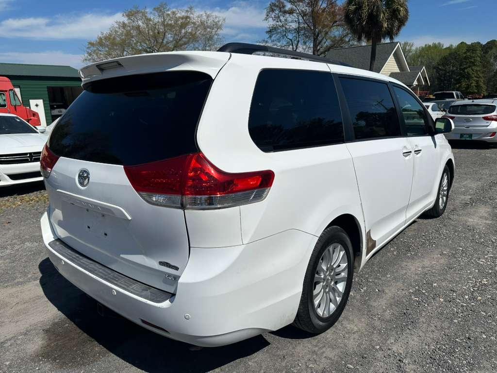 Toyota Sienna Limited 7-Pass V6 2011