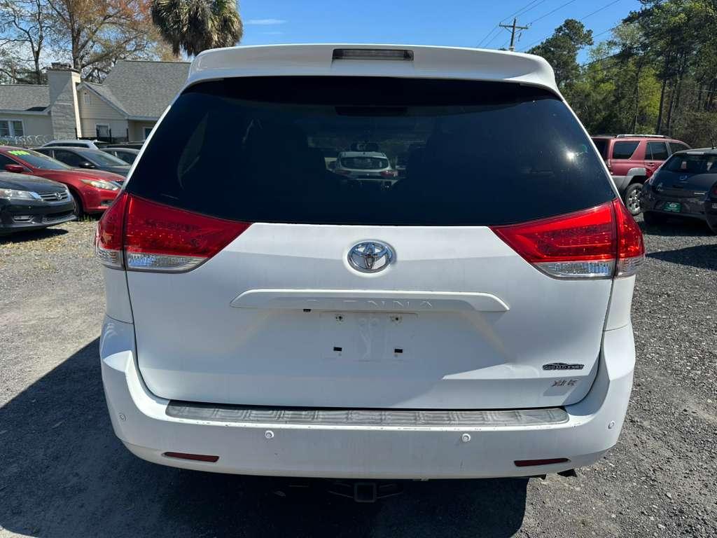 Toyota Sienna Limited 7-Pass V6 2011
