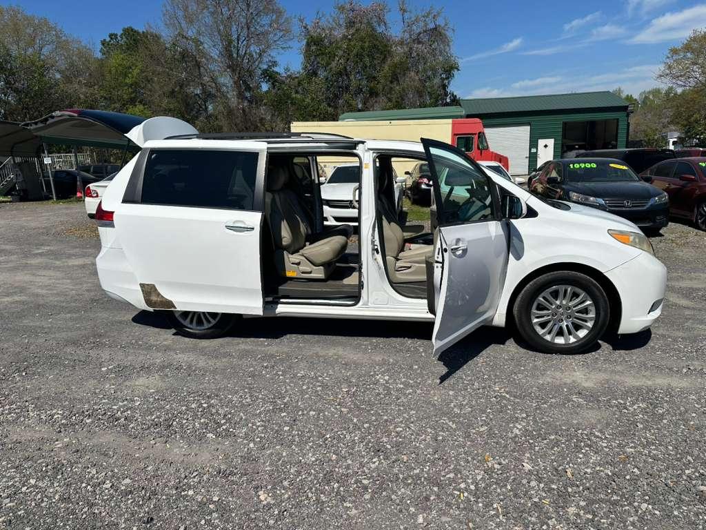 Toyota Sienna Limited 7-Pass V6 2011