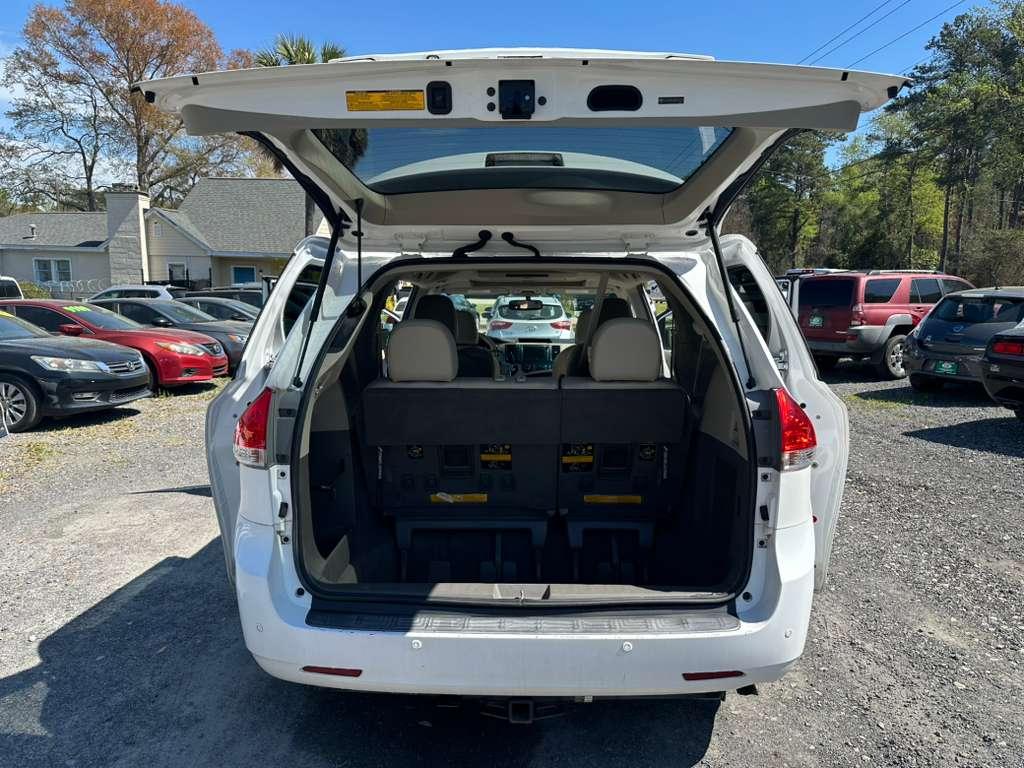 Toyota Sienna Limited 7-Pass V6 2011