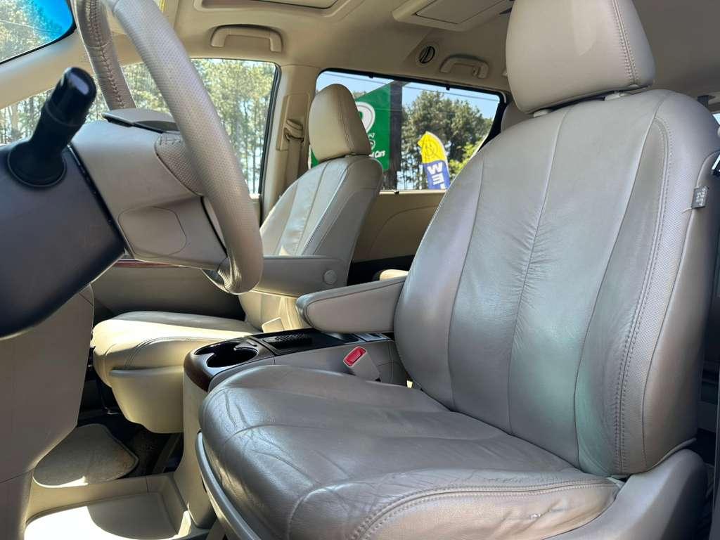 Toyota Sienna Limited 7-Pass V6 2011