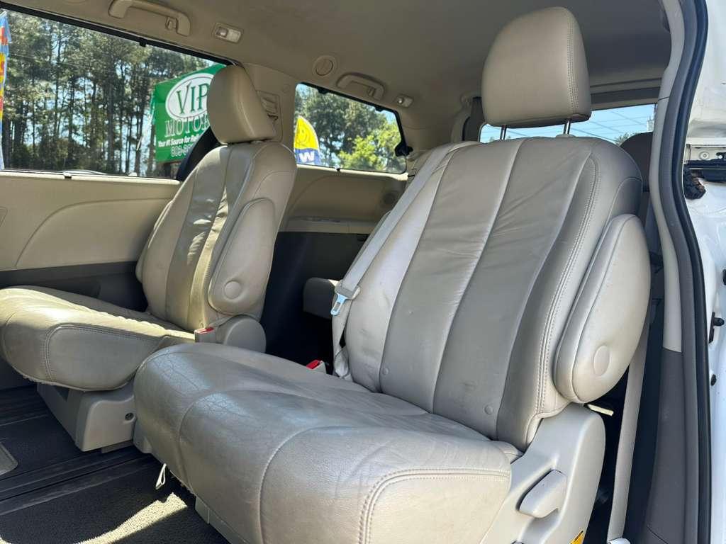 Toyota Sienna Limited 7-Pass V6 2011