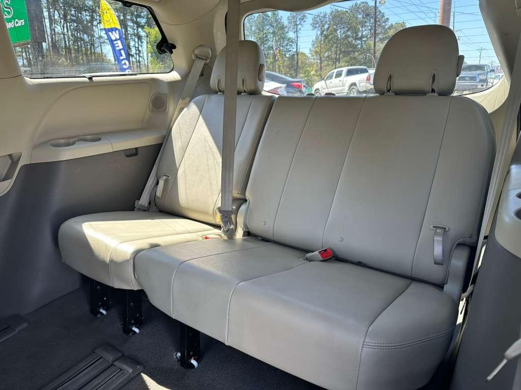 Toyota Sienna Limited 7-Pass V6 2011