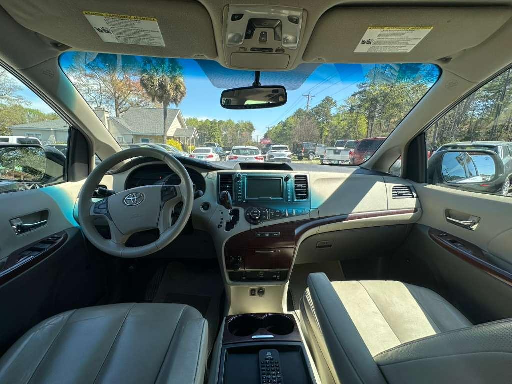 Toyota Sienna Limited 7-Pass V6 2011