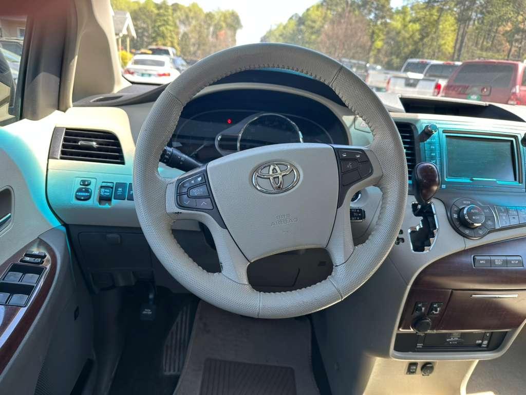 Toyota Sienna Limited 7-Pass V6 2011