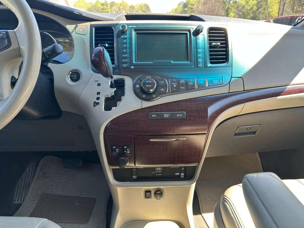 Toyota Sienna Limited 7-Pass V6 2011