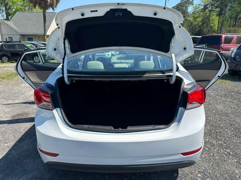 Hyundai Elantra SE 6AT 2015