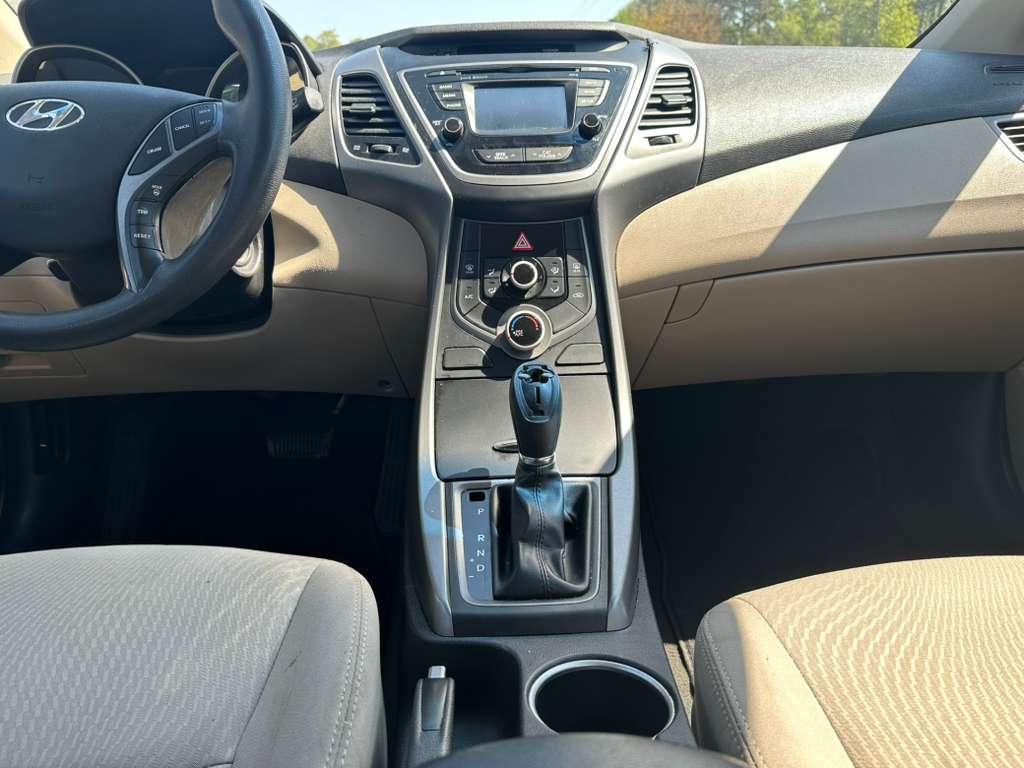 Hyundai Elantra SE 6AT 2015