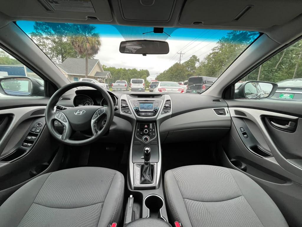 Hyundai Elantra SE 6AT 2015