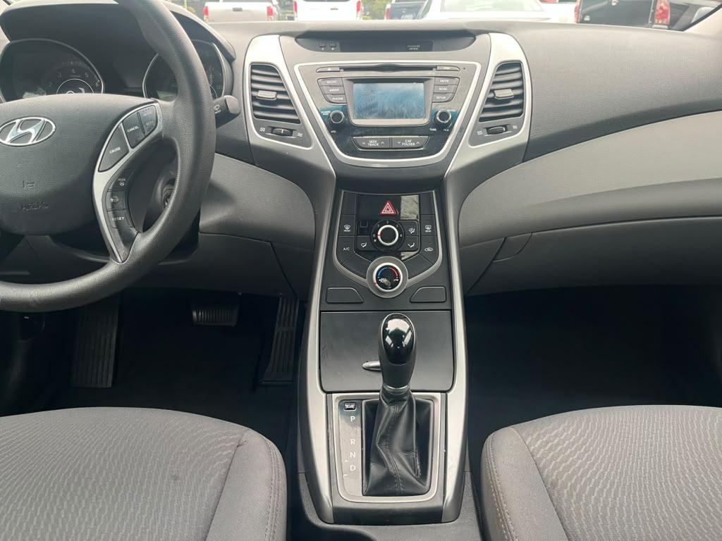 Hyundai Elantra SE 6AT 2015