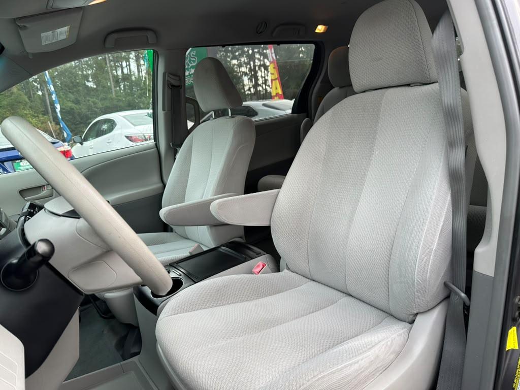 Toyota Sienna LE FWD 8-Passenger V6 2013