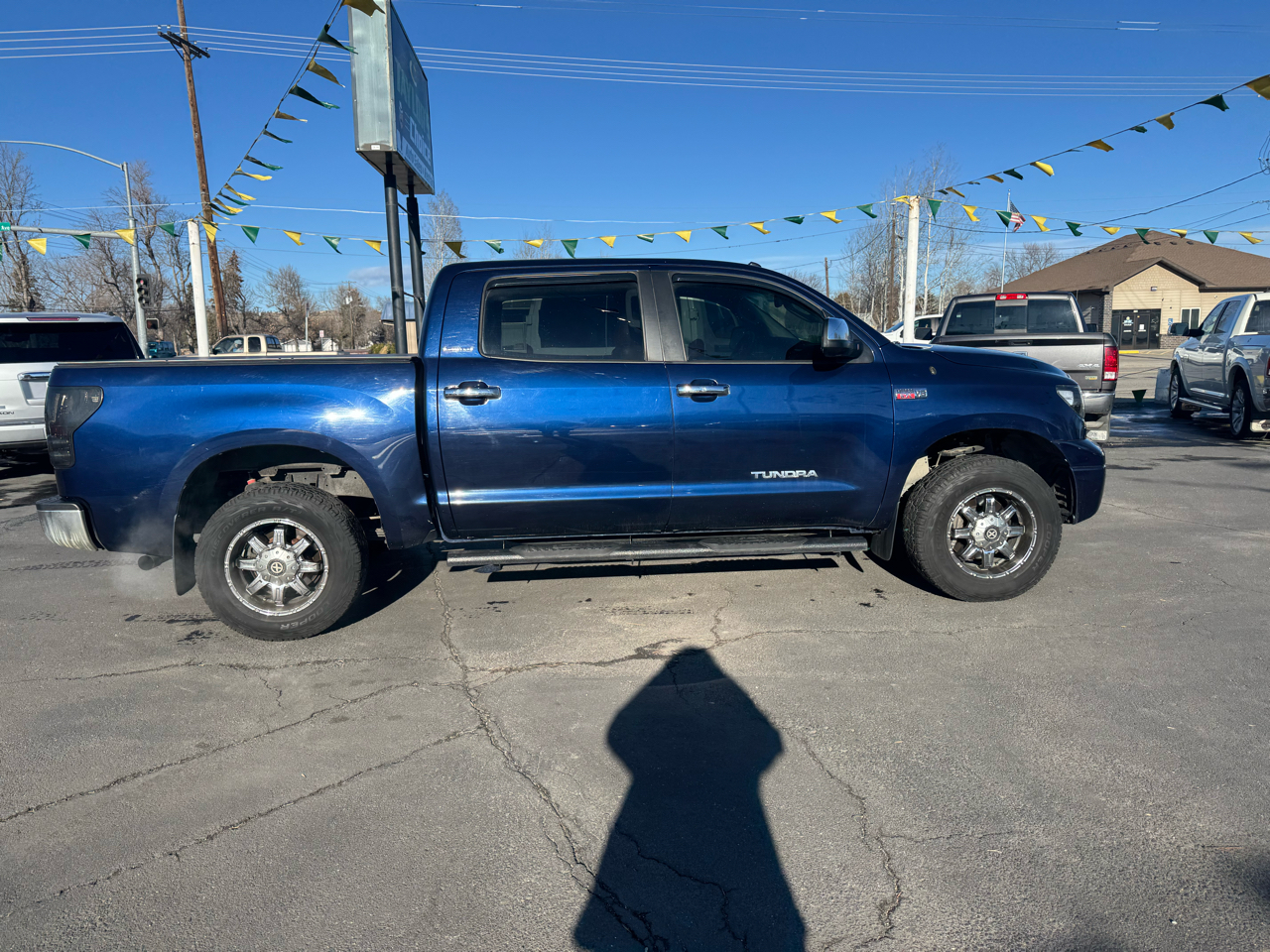 Toyota Tundra 4WD Truck CrewMax 5.7L V8 6-Spd AT LTD (Natl) 2011