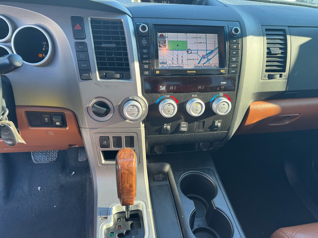 Toyota Tundra 4WD Truck CrewMax 5.7L V8 6-Spd AT LTD (Natl) 2011