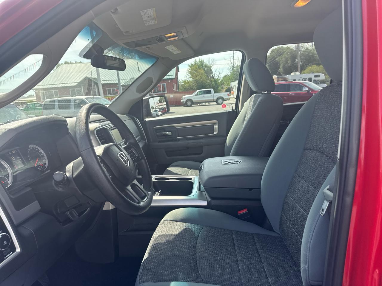 RAM 1500 4WD Quad Cab 140.5" SLT 2017