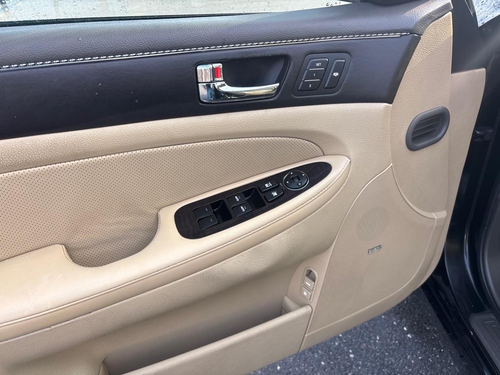 Hyundai Genesis  2011