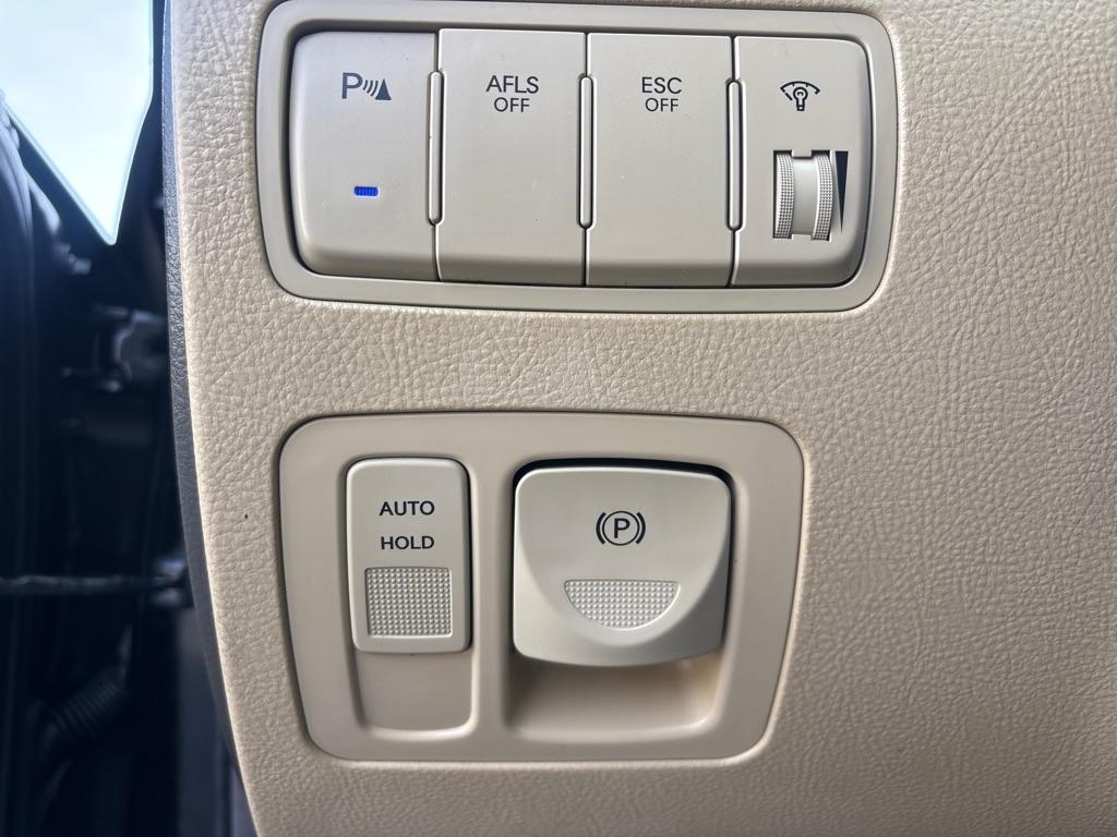 Hyundai Genesis  2011