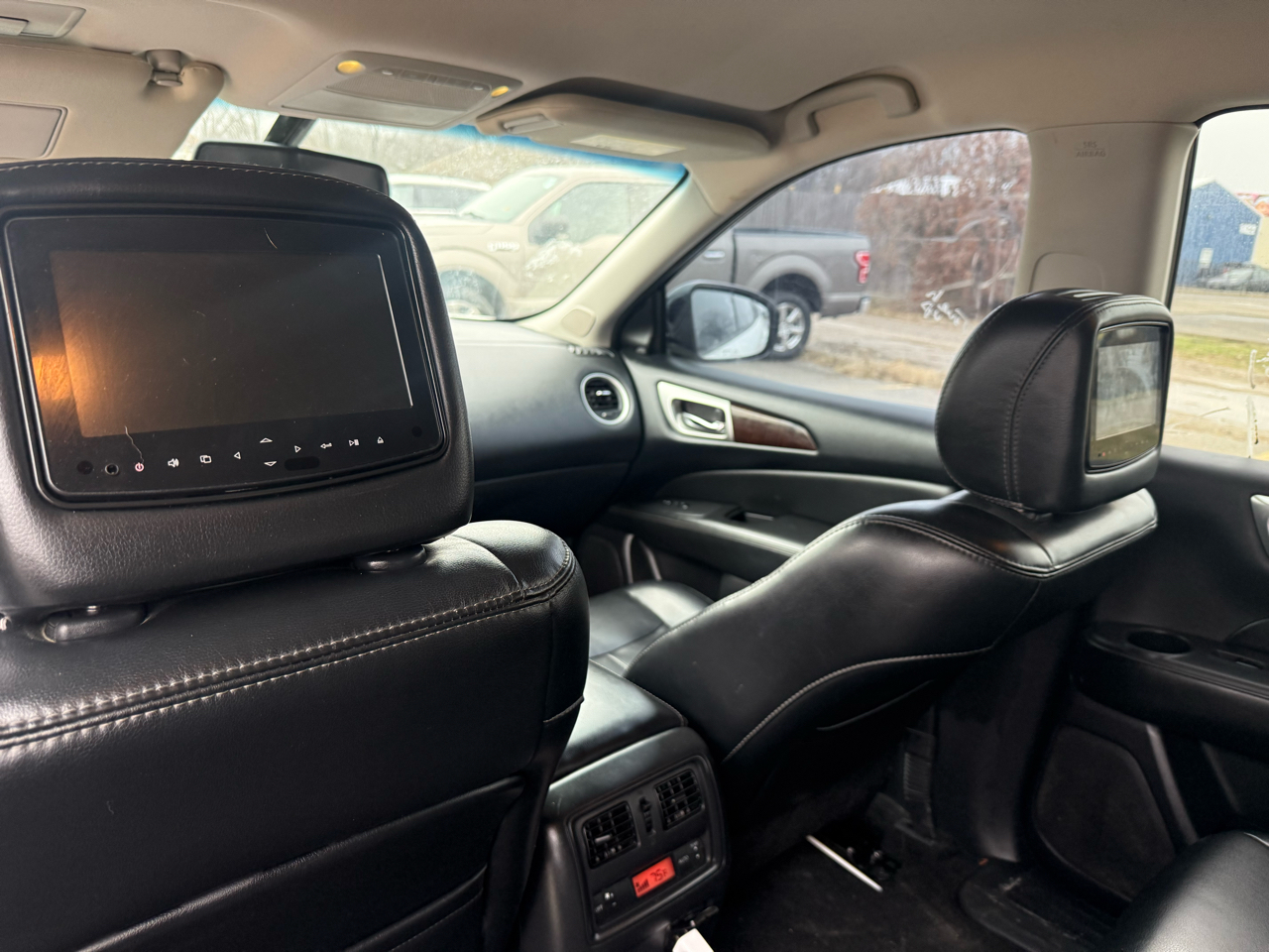 Nissan Pathfinder SV 2WD 2015