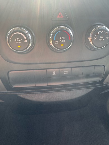 RAM 1500 4WD Quad Cab 140.5" SLT 2018 RAM 1500 4WD Quad Cab 140.5" SLT 2018