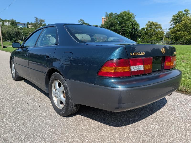 Lexus ES 300 Base 1998