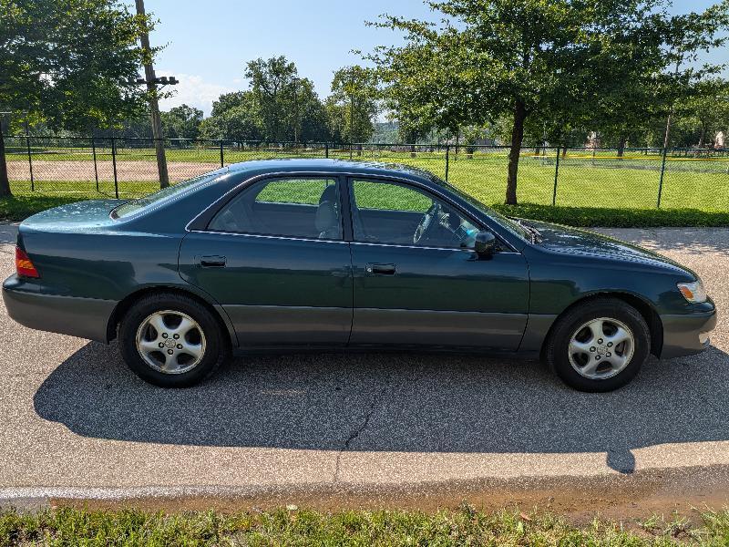 Lexus ES 300 Base 1998