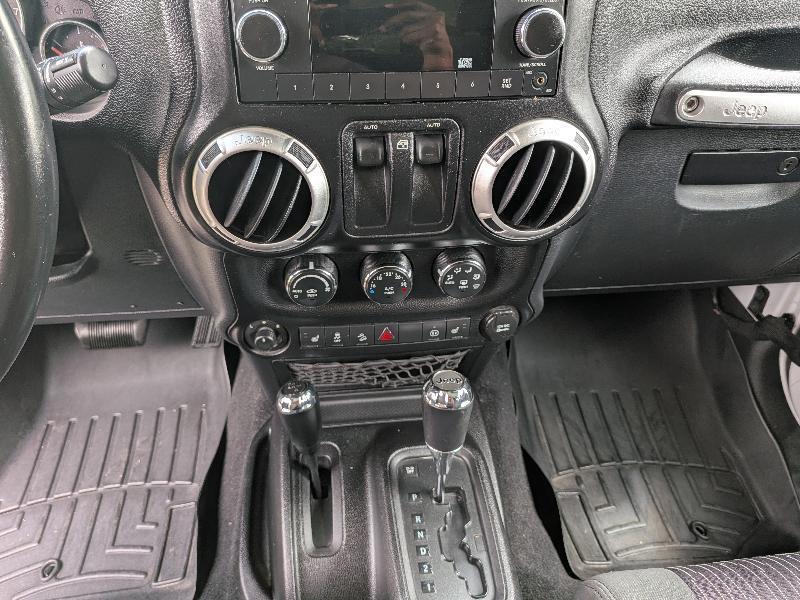 Jeep Wrangler Sahara 4WD 2011