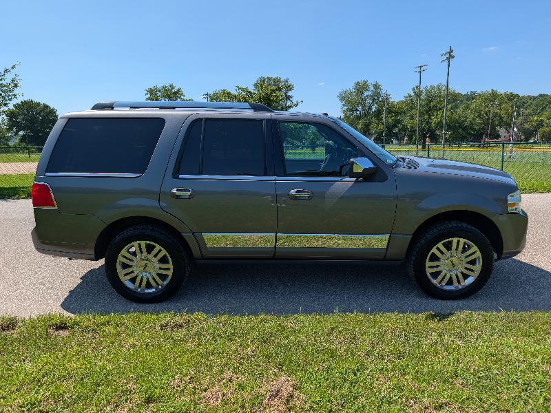 Lincoln Navigator 4WD 2011