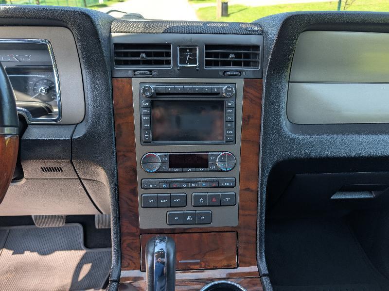 Lincoln Navigator 4WD 2011
