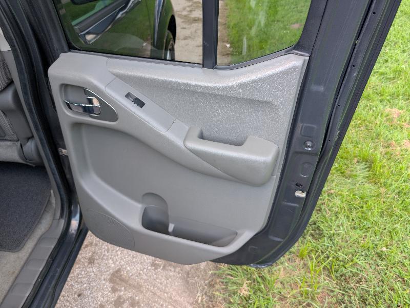 Nissan Frontier SV Crew Cab 4WD 2012