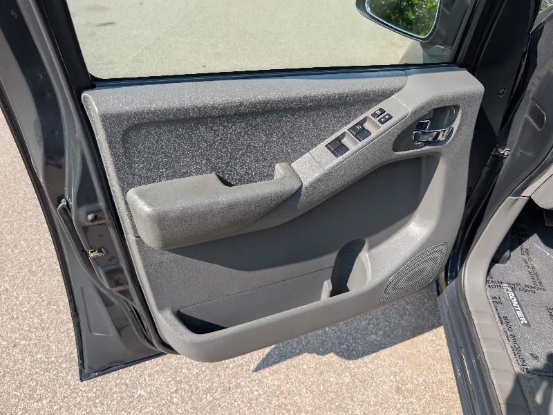 Nissan Frontier SV Crew Cab 4WD 2012