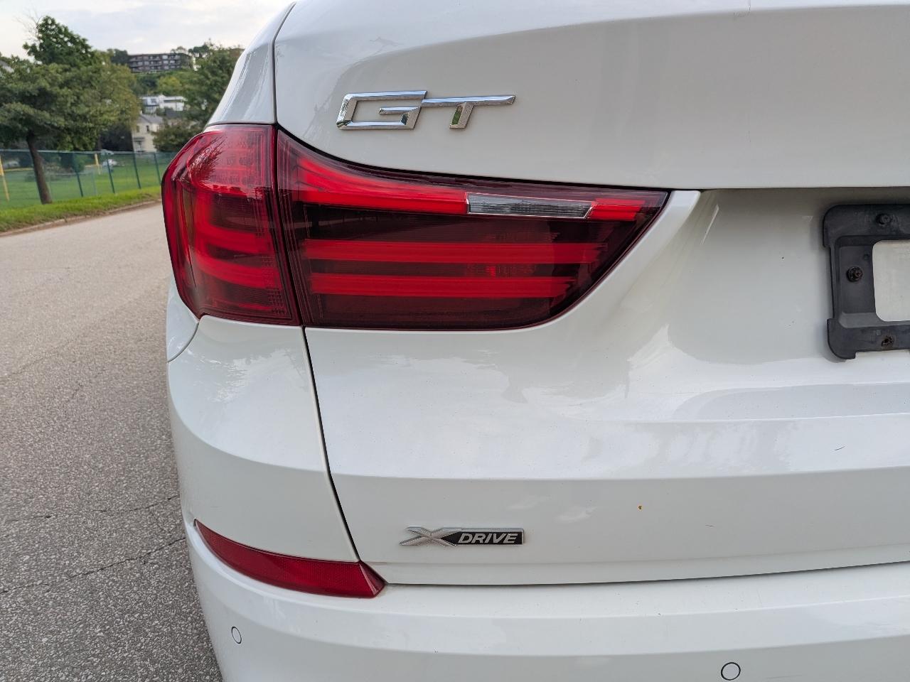 BMW 5-Series Gran Turismo 550i xDrive 2014