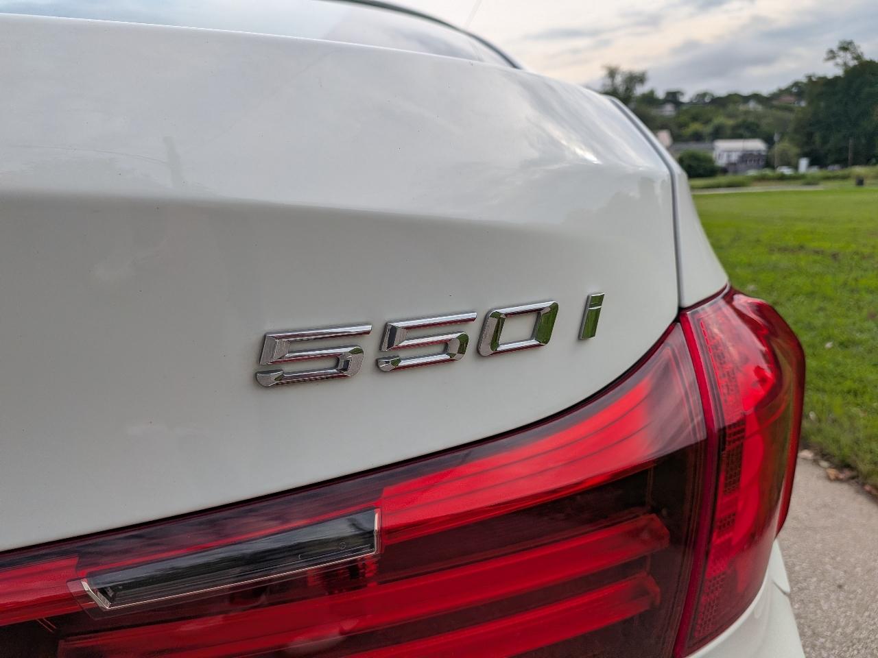 BMW 5-Series Gran Turismo 550i xDrive 2014
