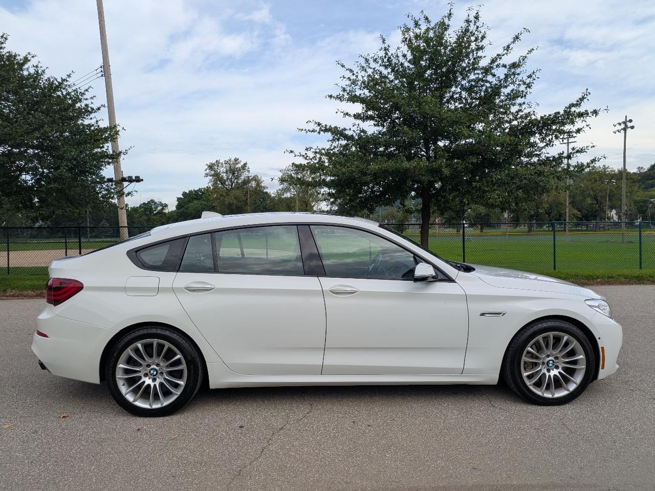 BMW 5-Series Gran Turismo 550i xDrive 2014