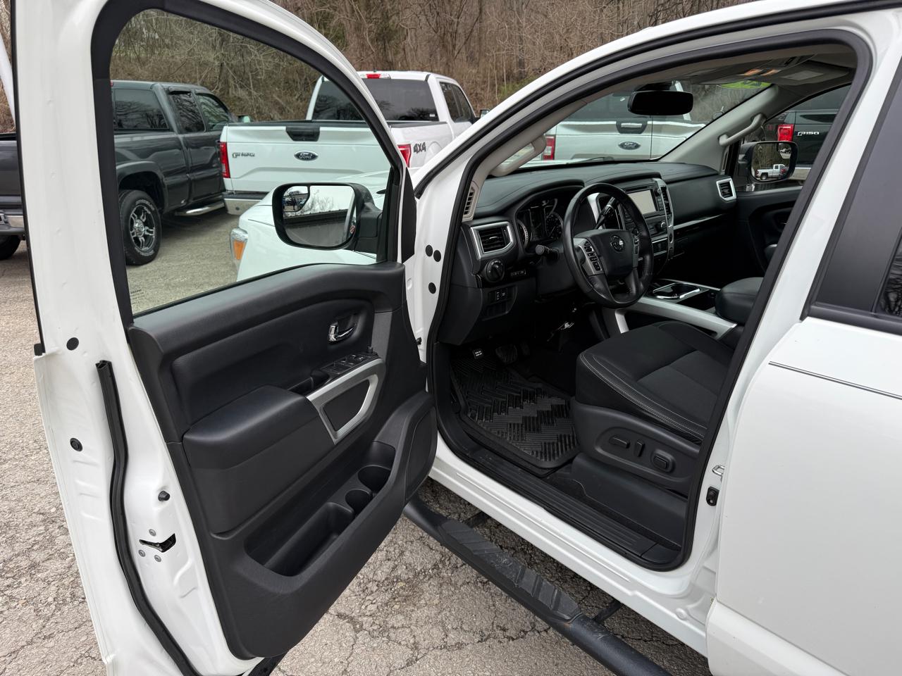 Nissan Titan SV Crew Cab 4WD 2018