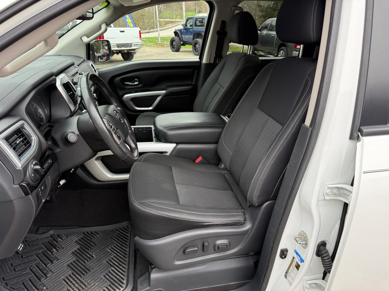 Nissan Titan SV Crew Cab 4WD 2018