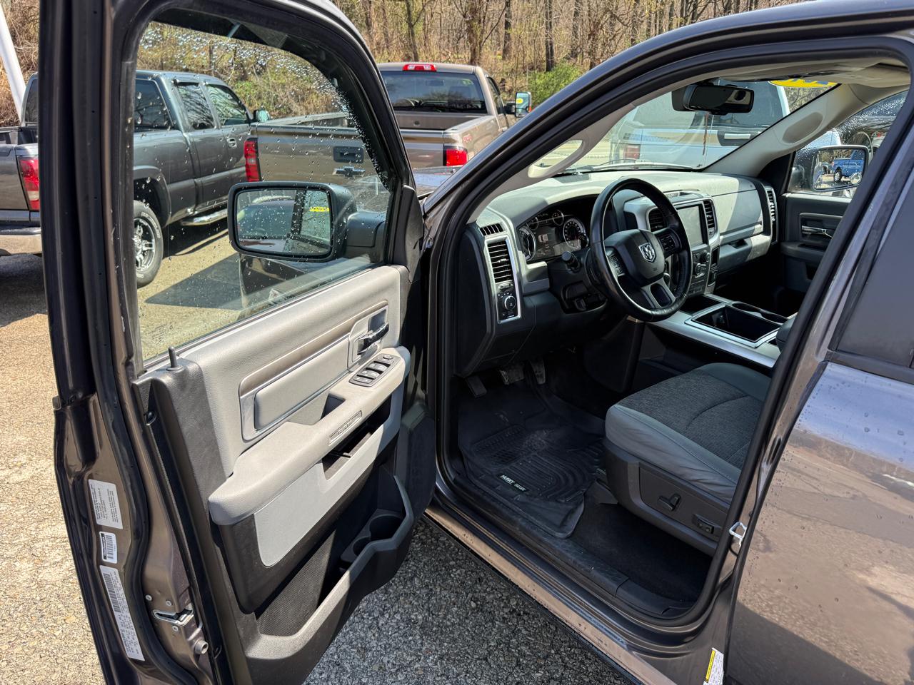 RAM 1500 Outdoorsman 4x4 Crew Cab 5'7" Box 2015