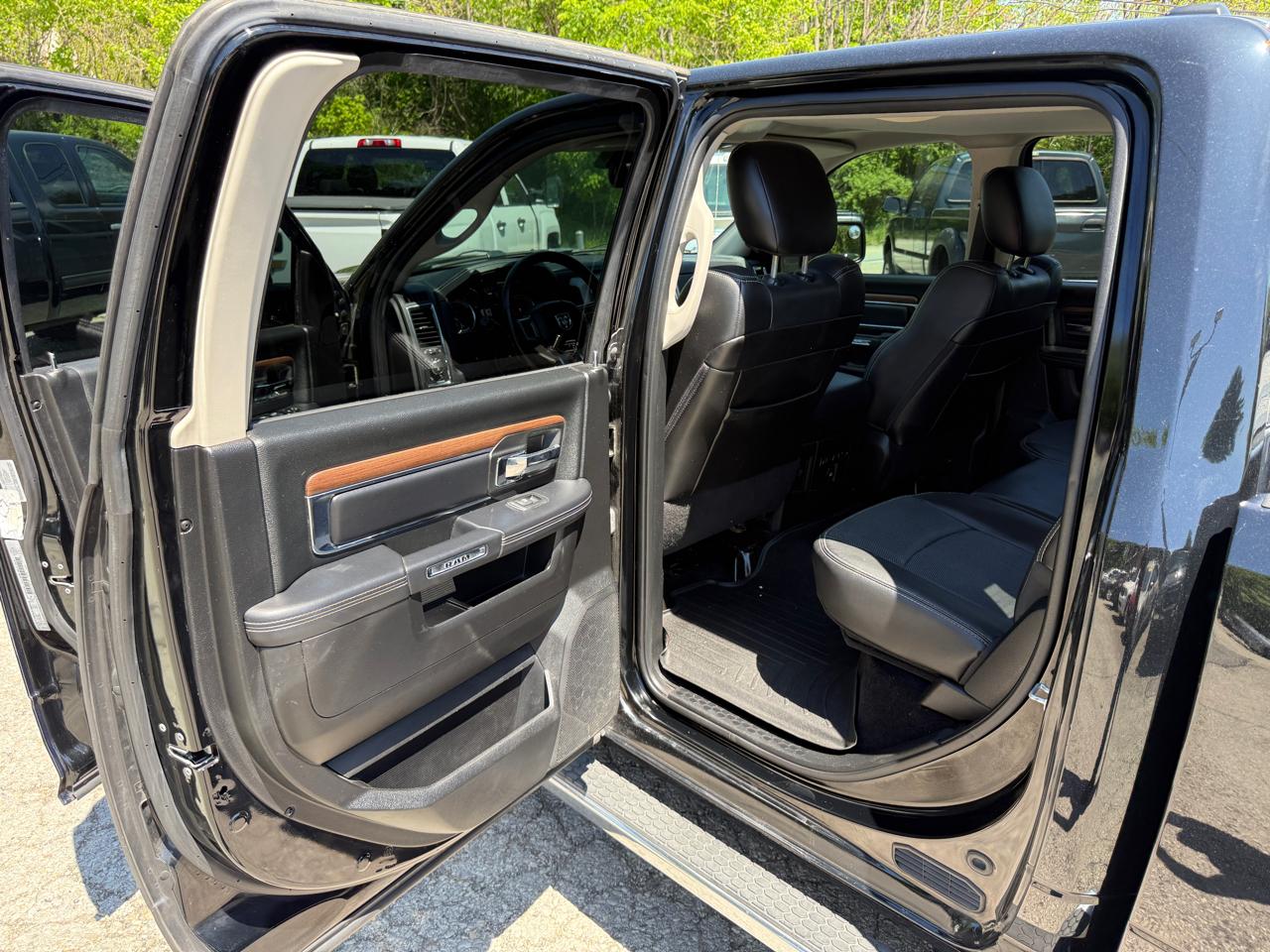 RAM 1500 Laramie Crew Cab SWB 4WD 2015