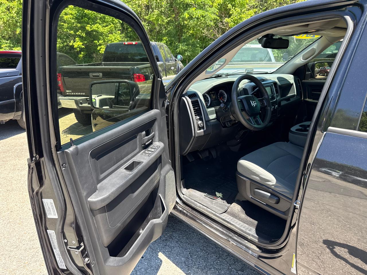 RAM 1500 Express 4x4 Quad Cab 6'4" Box 2015