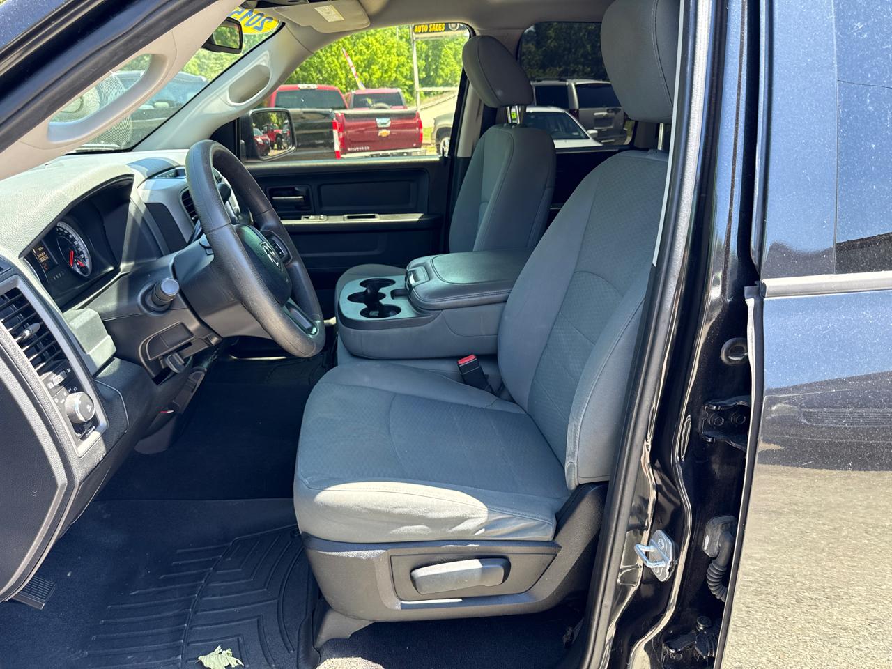 RAM 1500 Express 4x4 Quad Cab 6'4" Box 2015