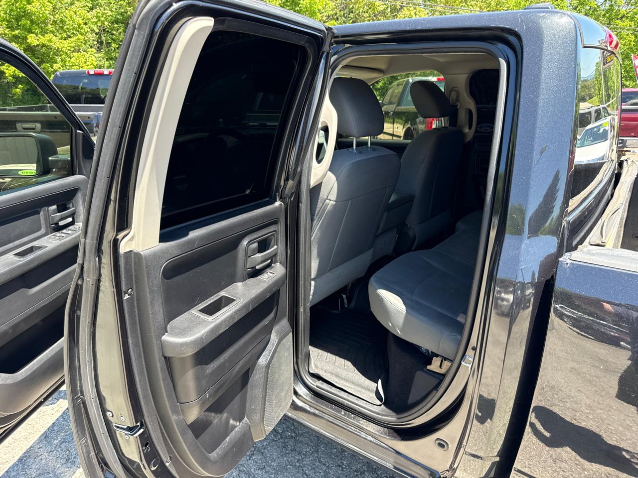 RAM 1500 Express 4x4 Quad Cab 6'4" Box 2015
