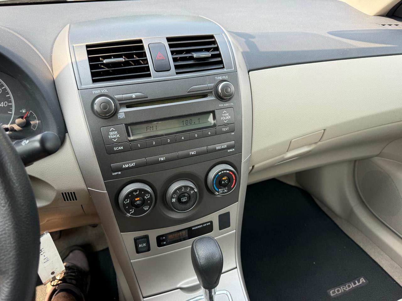 Toyota Corolla LE 4-Speed AT 2011